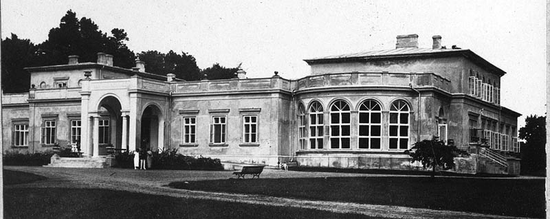 Rok 1926. Pałac w Przeździatce po przebudowie. Wielokrotnie przerabiany w ciągu 200 lat istnienia teraz otrzymał balustradę wzdłuż dachu.